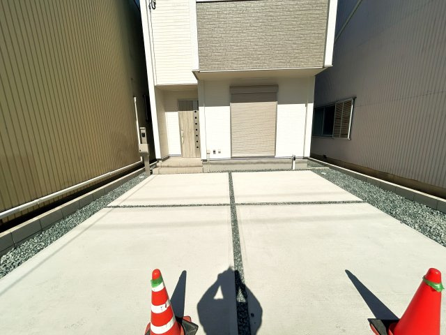 豊橋市池見町の新築一戸建の駐車場|広々とした駐車スペースを確保！並列2台駐車可能◎