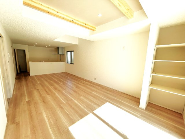 豊橋市池見町の新築一戸建の居間・リビング|広くゆったりと家族揃って寛げる21帖を超えるLDK。
お友達や、来客時も快適に過ごしていただけます！