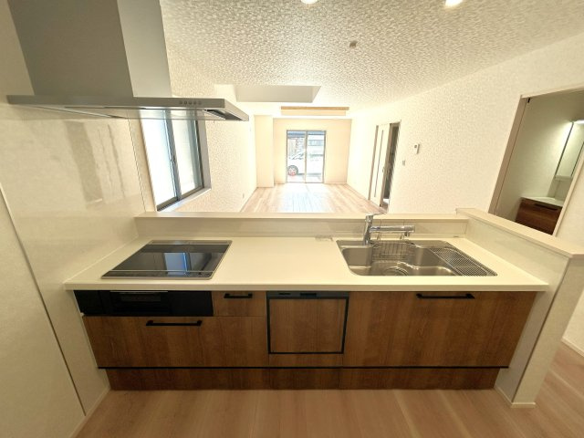 豊橋市池見町の新築一戸建のキッチン|対面式キッチンは、ご家族さまとのコミュニケーションを取りながら調理をすることができます。カウンター前にダイニングテーブルを設置する事で、リビングスペースとメリハリをつけてご利用頂けます。