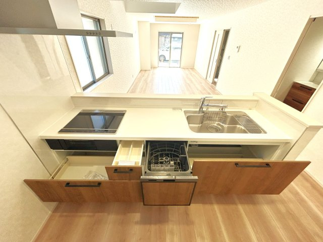 豊橋市池見町の新築一戸建のキッチン|収納力豊富な使い勝手の良いシステムキッチンをご用意しております。キッチンスペースをいつでもスッキリお使い頂け、お料理も捗ります☆