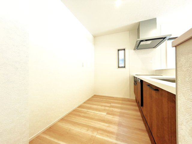 豊橋市池見町の新築一戸建のキッチン|リビングで遊んでいるお子様を見ながらお料理ができ、子育て中のパパママにも安心の設計です！