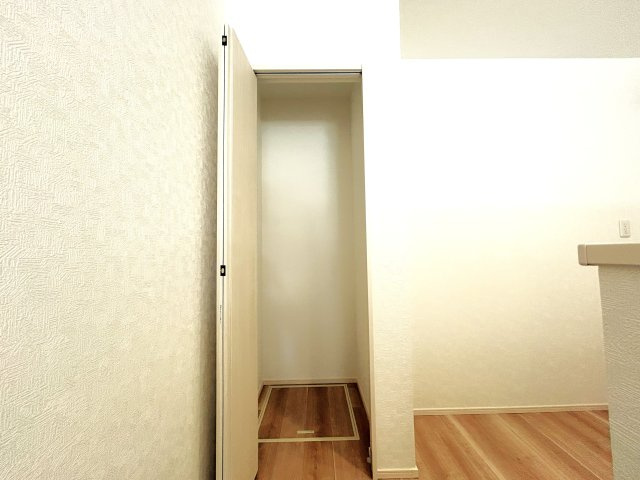 豊橋市池見町の新築一戸建の収納|キッチン横にあるパントリーには食品や調味料のストックを入れたり、非常食を入れたりすることができます！◎