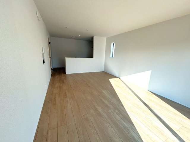 豊橋市松井町字松井の新築一戸建の居間・リビング|16帖の広々リビング！ お友達家族の来客時も快適に過ごしていただけます！