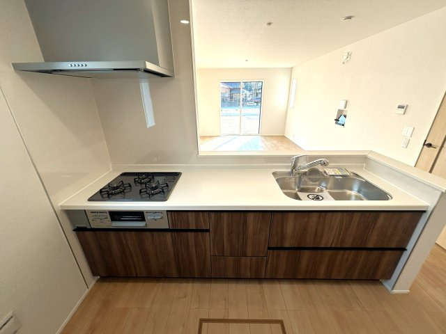 豊橋市松井町字松井の新築一戸建のキッチン|流行りの対面式キッチンはお料理中も家族の様子をしっかり把握することができます！
3口コンロなのでお料理時間を短縮してくれます！