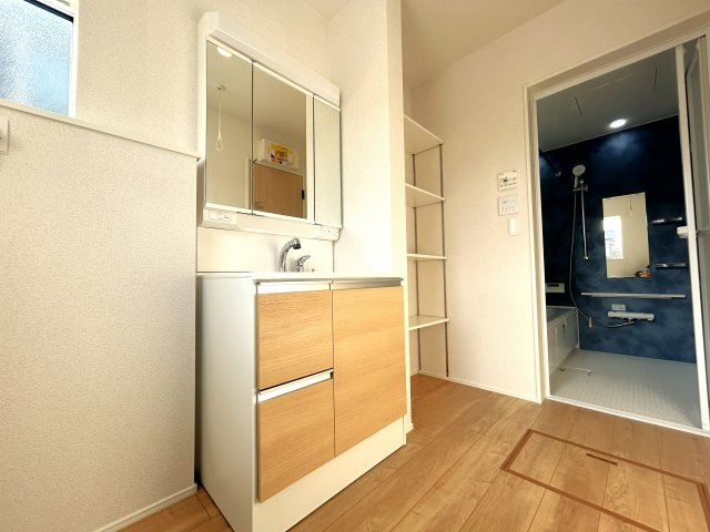 豊橋市松井町字松井の新築一戸建の独立洗面台|広々の洗面所は洗濯機を置いても圧迫感なくご使用いただけるので 朝の混み合う時間も窮屈感じる事はありません！