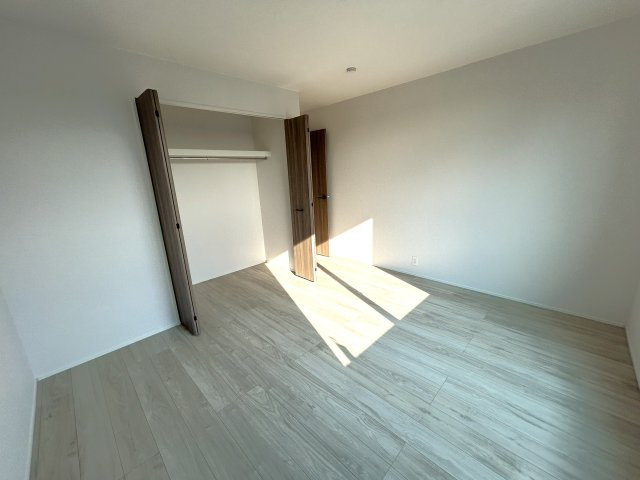 豊橋市松井町字松井の新築一戸建の寝室|7,5帖の主寝室はダブルベッドを置いても快適空間です♪