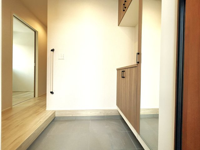 豊橋市松井町字松井の新築一戸建の玄関|来る人を暖かく迎えて来れる玄関は 来客者が多い日も足場に困る事のない収納力です！