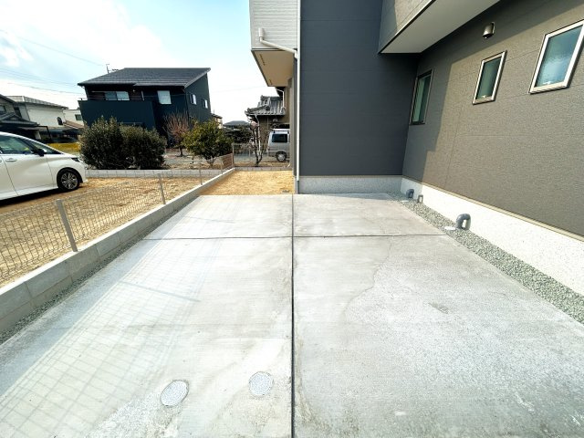 豊橋市松井町字松井の新築一戸建の駐車場|広々とした駐車スペースを確保！
並列」2台駐車可能！