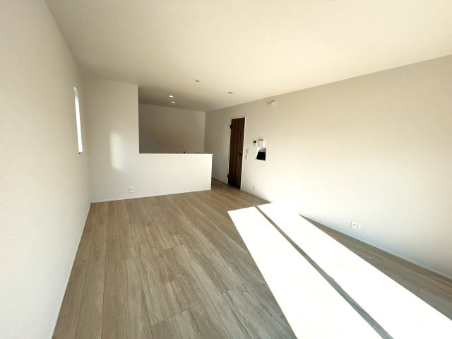 豊橋市松井町字松井の新築一戸建の居間・リビング|16帖の広々リビング！
お友達家族の来客時も快適に過ごしていただけます！ 