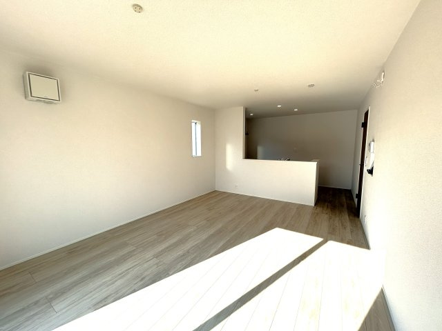 豊橋市松井町字松井の新築一戸建の居間・リビング|広く開放感のあるLDKです！
日当たりがよく明るいリビングは、ご家族が自然と集まる憩いの場です。