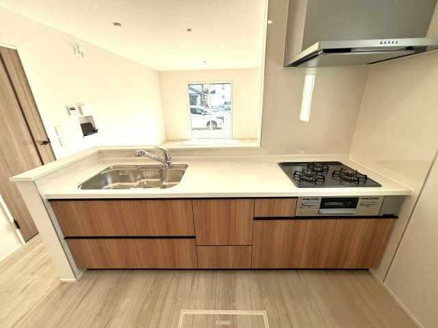 豊橋市松井町字松井の新築一戸建のキッチン|流行りの対面式キッチンはお料理中も家族の様子をしっかり把握することができます! 
3口コンロなのでお料理時間を短縮してくれます！