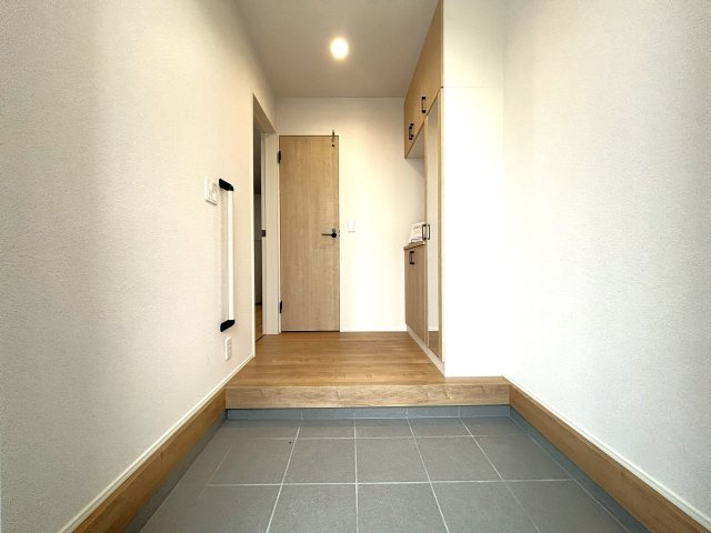 豊橋市下地町字門の新築一戸建の玄関|来る人を暖かく迎えて来れる玄関は
来客者が多い日も足場に困る事のない収納力です！
