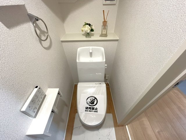 豊橋市下地町字門の新築一戸建のトイレ|温水洗浄便座は寒い冬もヒヤリとする事なく快適にご使用いただけます！