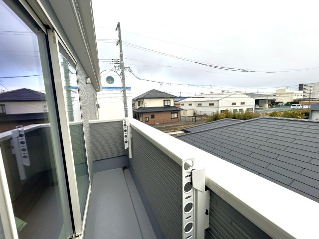 豊橋市下地町字門の新築一戸建のバルコニー|日当たりの良いベランダは洋服や布団を干すことはもちろん！
椅子を置けチルスペースとしても使用いただけます！