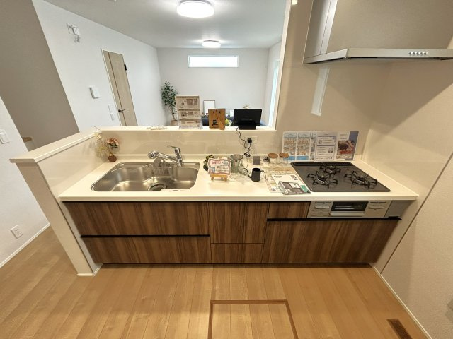 豊橋市下地町字門の新築一戸建のキッチン|流行りの対面式キッチンはお料理中も家族の様子をしっかり把握することができます！
3口コンロなのでお料理時間を短縮してくれます♪