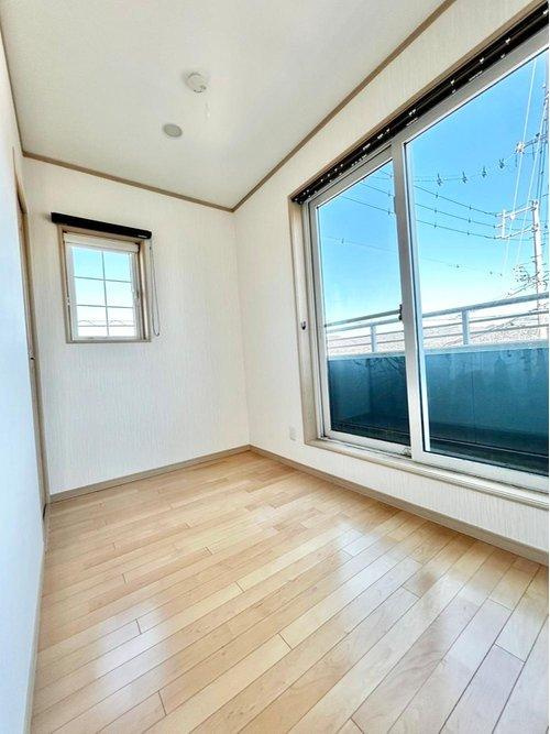 豊橋市大岩町　一戸建ての内装|洋室と同じ空間にある陽当たりの良い書斎スペースは、お勉強やお仕事など多種多様に使用できます♪