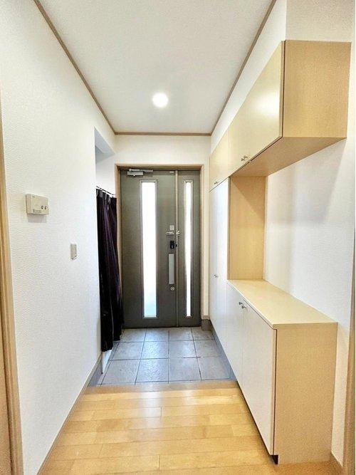 豊橋市大岩町　一戸建ての玄関|上質感漂う玄関へのアプローチ。ご家族の帰り、訪れる方を優しく迎える・安らぎに満ちた生活空間を予感させます♪