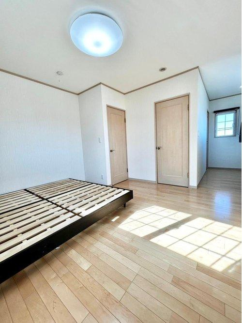 豊橋市大岩町　一戸建ての内装|WIC付きの7.5帖の洋室は収納力も高く、タブルベットを置いても広々と快適に過ごすことができます◎
