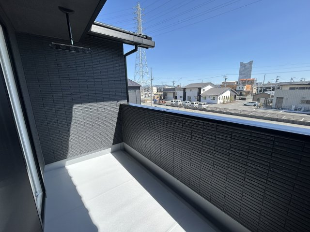 豊橋市牟呂町字大塚　3号棟のバルコニー|日当たりの良いベランダは洋服や布団を干すことはもちろん！ 椅子を置けチルスペースとしても使用いただけます！					