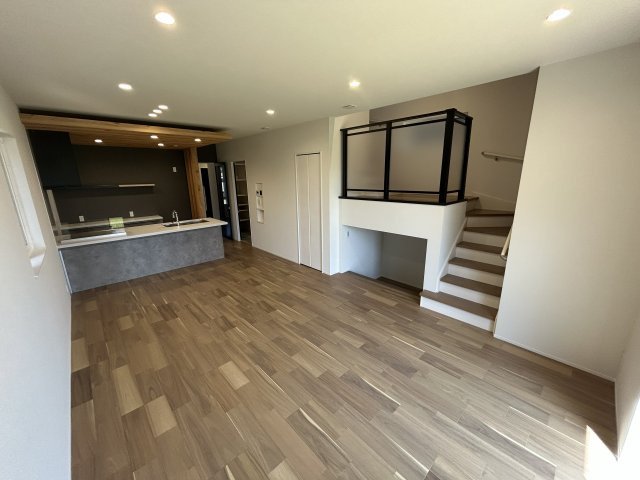 豊橋市牟呂町字大塚　3号棟の居間・リビング|家具の配置がしやすい長方形の間取りで、リビングとダイニングをバランスよく使い分けられます！無駄なスペースが出にくく、18帖の広さをしっかり活かせる使い勝手の良い空間です！								