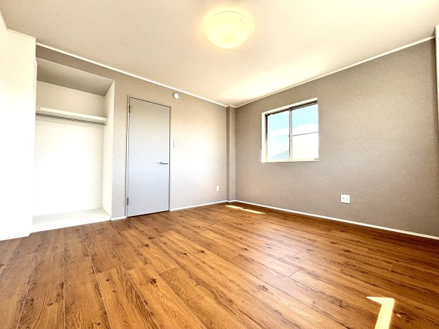 豊橋市西新町の洋室|クローゼット付きの洋室で、お部屋をすっきりとお使いいただけます！						
収納スペースがあるためお部屋を広く使えるのもうれしいポイントです！				