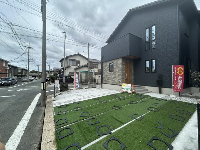 豊橋市牛川通5丁目　2号棟の外観|広々とした駐車スペースを確保！並列3台駐車可能◎				
				
