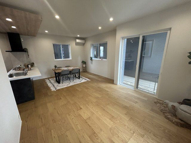 豊橋市牛川通5丁目　2号棟の居間・リビング|19帖の広々リビングは家具の配置がしやすく空間を無駄なく広く使えるのが魅力です。
どこにいても家族の気配を感じやすく、開放感のある心地の良い暮らしが叶います。