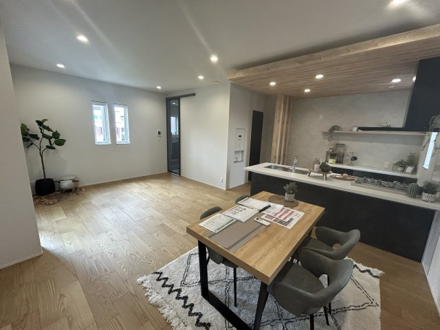 豊橋市牛川通5丁目　2号棟の居間・リビング|※家具は暮らしのイメージがしやすいよう配置しており、実際には設置されていない場合があります。空間の広さや使い方を、ぜひ現地でご確認ください。