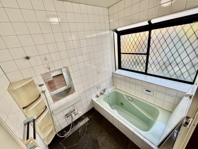 豊橋市王ヶ崎町字宮脇の浴室|窓付きでしっかり換気ができる明るい浴室です。ゆったりとした浴槽で、一日の疲れを癒せます。