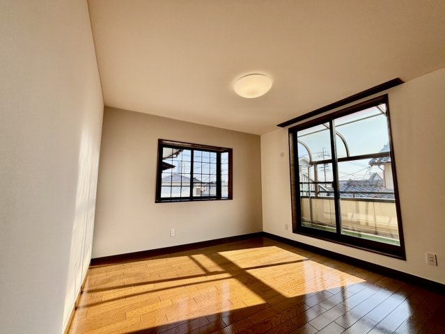 豊橋市王ヶ崎町字宮脇の洋室|大きな窓からたっぷり光が入る明るい洋室です。開放感があり、バルコニーにも出られる気持ちの良い空間です。