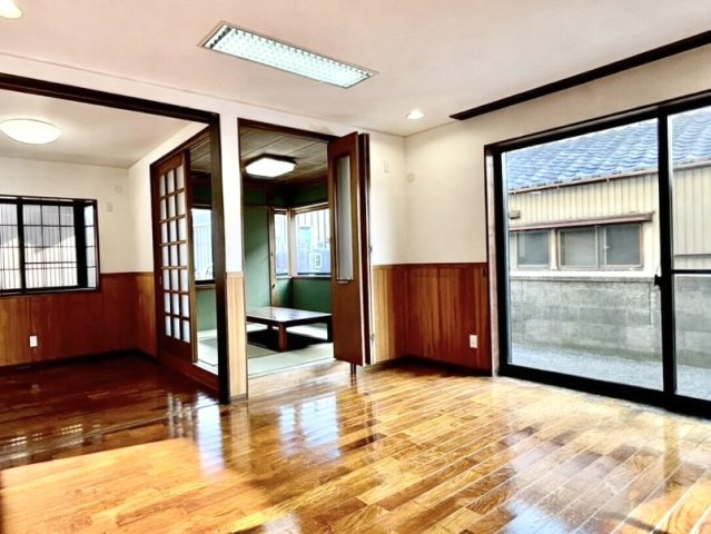豊橋市王ヶ崎町字宮脇の居間・リビング|窓が大きく自然光がたっぷり入る明るいリビングです！
シンプルな内装がどんなインテリアにもマッチする居心地の良い空間になります！