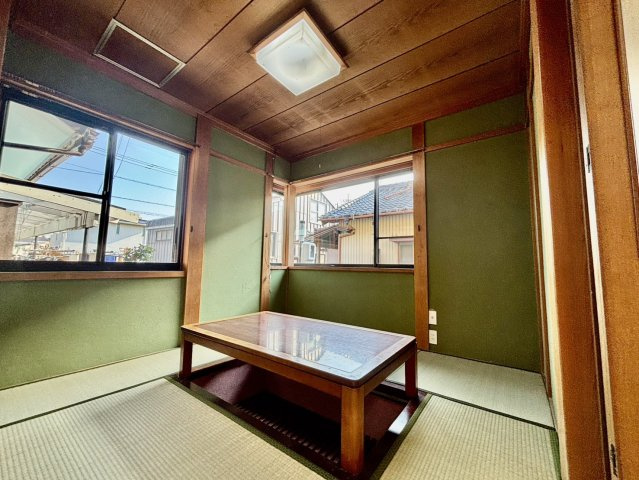 豊橋市王ヶ崎町字宮脇の和室|堀りごたつを備えており、くつろぎの時間をより快適にお過ごしいただけます。