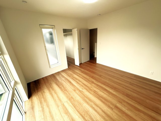豊橋市牛川通　1号棟の洋室|たっぷりの自然光が入って明るく開放感のある空間になります！風通しも良く、気持ちよく過ごせるので寝室や子ども部屋にもぴったりです！
