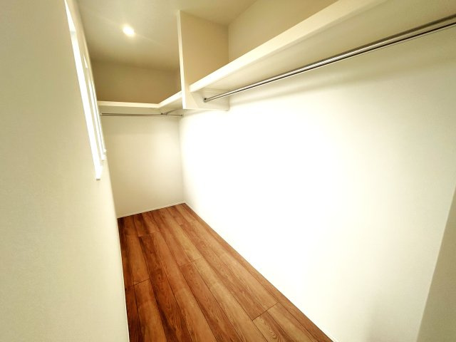 豊橋市牛川通　1号棟の収納|大きな荷物も収納可能なウォークインクローゼット付き！
季節ごとの入れ替え不要な嬉しい設備になっています！										
