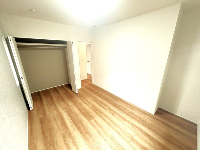 豊橋市牛川通　1号棟の洋室|ベッドや机を置いても使いやすく、子ども部屋や寝室としてもちょうど良い広さです！								
シンプルで使い勝手がよく、ライフスタイルに合わせて自由に使えるのも魅力です！								