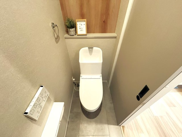 豊橋市牛川通　1号棟のトイレ|温水洗浄便座は寒い冬もヒヤリとすることなく快適にご使用いただけます！ウォシュレット備え付きでトイレ後もスッキリ気持ちよく!							
