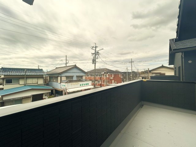 豊橋市牛川通　1号棟のバルコニー|日当たりの良いベランダは洋服や布団を干すことはもちろん！ 椅子を置けチルスペースとしても使用いただけます！									