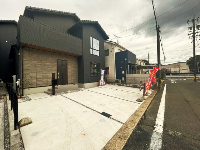 豊橋市牛川通　1号棟の駐車場|広々とした駐車スペースを確保！並列3台駐車可能◎					
