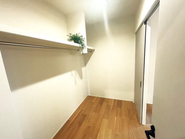 豊橋市牛川通　1号棟の収納|一階にファミリークローゼットがあると、家族の衣類をまとめて収納できて家事動線がとてもスムーズになります！洗濯から収納までが一階で完結するので、毎日の負担をグッと減らせます！