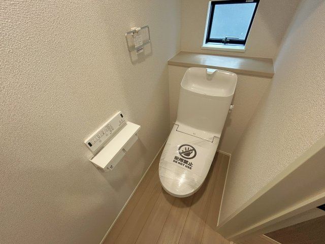 豊川市本野町西浦の新築一戸建のトイレ|ウォシュレット備え付き！ トイレ後もスッキリ気持ちよく!					
