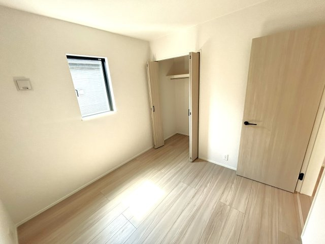 豊川市本野町西浦の新築一戸建の洋室|ベッドと勉強机を置いて丁度よい広さです。CLを備えているのでお部屋すっきり！									
子ども部屋として使用するのに最適な広さで、家具の配置がしやすく居心地の良いプライベート空間です!