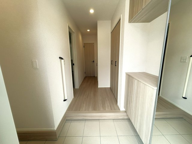 豊川市本野町西浦の新築一戸建の玄関|来る人を暖かく迎えて来れる玄関は 来客者が多い日も足場に困る事のない収納力です！								
