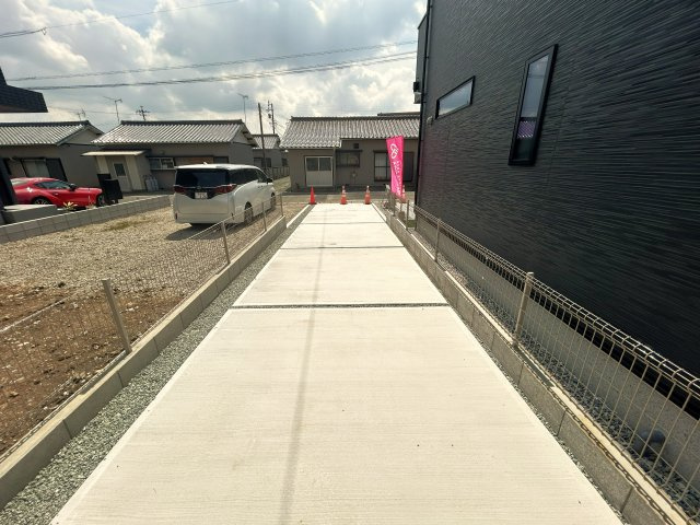 豊川市本野町西浦の新築一戸建の駐車場|縦列2台駐車可能になります。