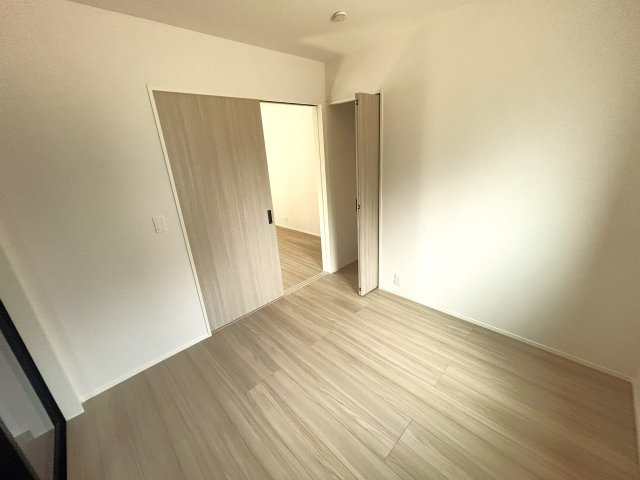 豊川市本野町西浦の新築一戸建の洋室|リビング横の居室はお子様の遊びスペースにぴったりです！ 扉を閉めればお子様のミルクの時間も気を遣う事なく使用いただけます◯												