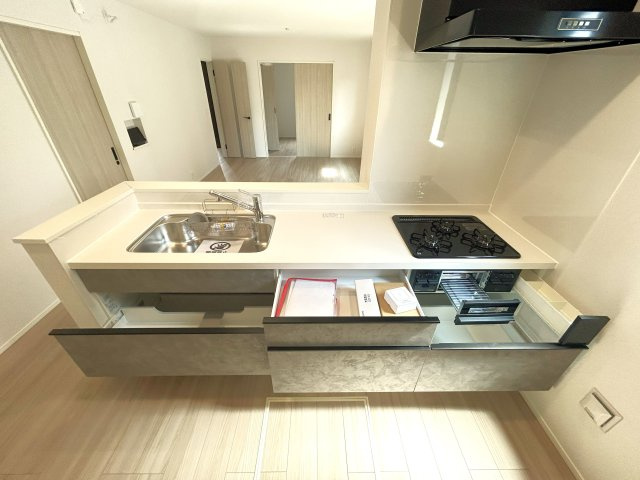 豊川市本野町西浦の新築一戸建のキッチン|収納力豊富な使い勝手の良いシステムキッチンをご用意しております。キッチンスペースをいつでもスッキリお使い頂け、お料理も捗ります☆													