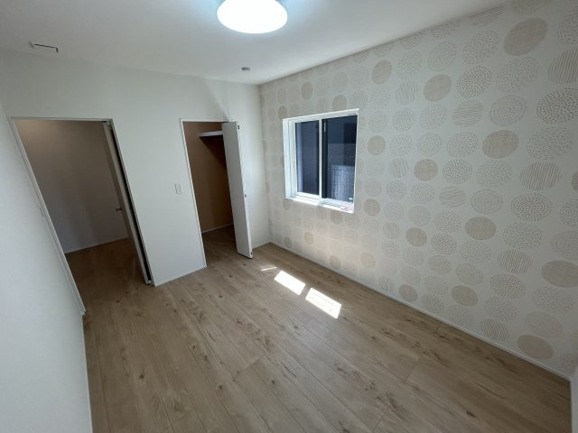 豊橋市牟呂町字大塚　4号棟の洋室|クローゼット付きの洋室で、お部屋をすっきりとお使いいただけます！						
収納スペースがあるためお部屋を広く使えるのもうれしいポイントです！					