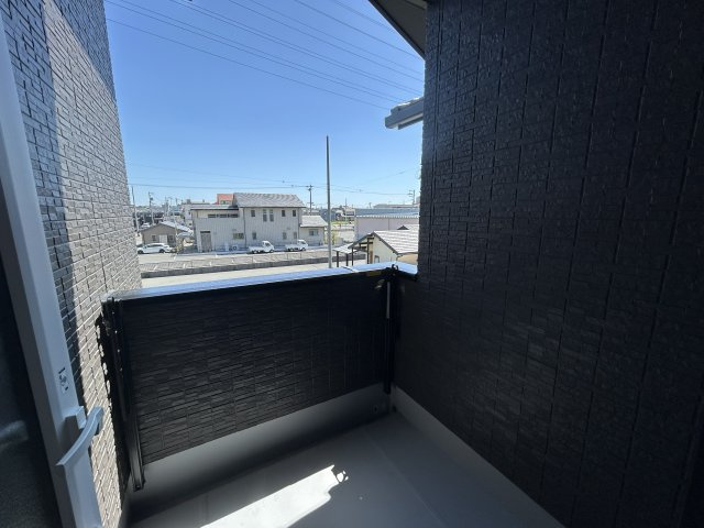 豊橋市牟呂町字大塚　4号棟のバルコニー|日当たりの良いベランダは洋服や布団を干すことはもちろん！ 椅子を置けチルスペースとしても使用いただけます！						