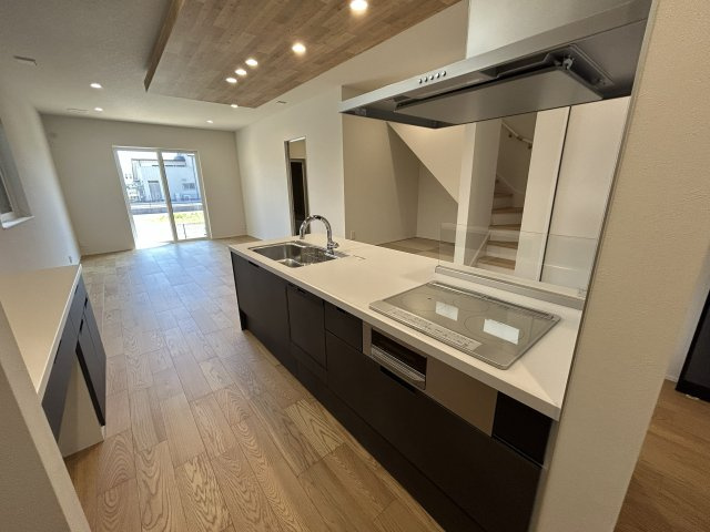 豊橋市牟呂町字大塚　4号棟のキッチン|開放感あふれるアイランドキッチン！家族との会話を楽しみながら料理ができる、暮らしの中心になる空間です！