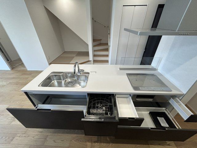 豊橋市牟呂町字大塚　4号棟のキッチン|機能充実のシステムキッチン！調理台、シンク、コンロが一枚の鉄板によって一体化されたキッチンです！収納も多く、作業がしやすく料理の効率が上がります。					