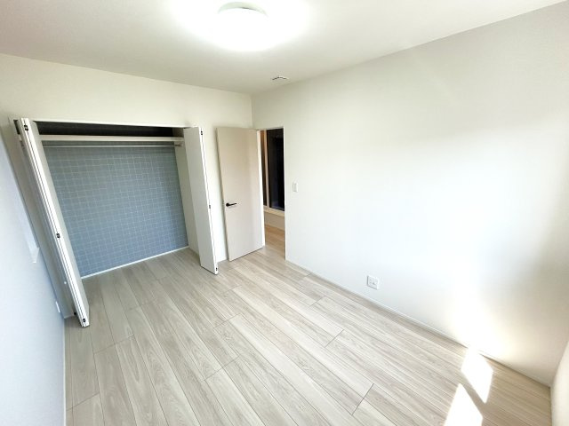 豊橋市牟呂町字大塚の洋室|クローゼット付きの洋室で、お部屋をすっきりとお使いいただけます！							
収納スペースがあるためお部屋を広く使えるのもうれしいポイントです！							